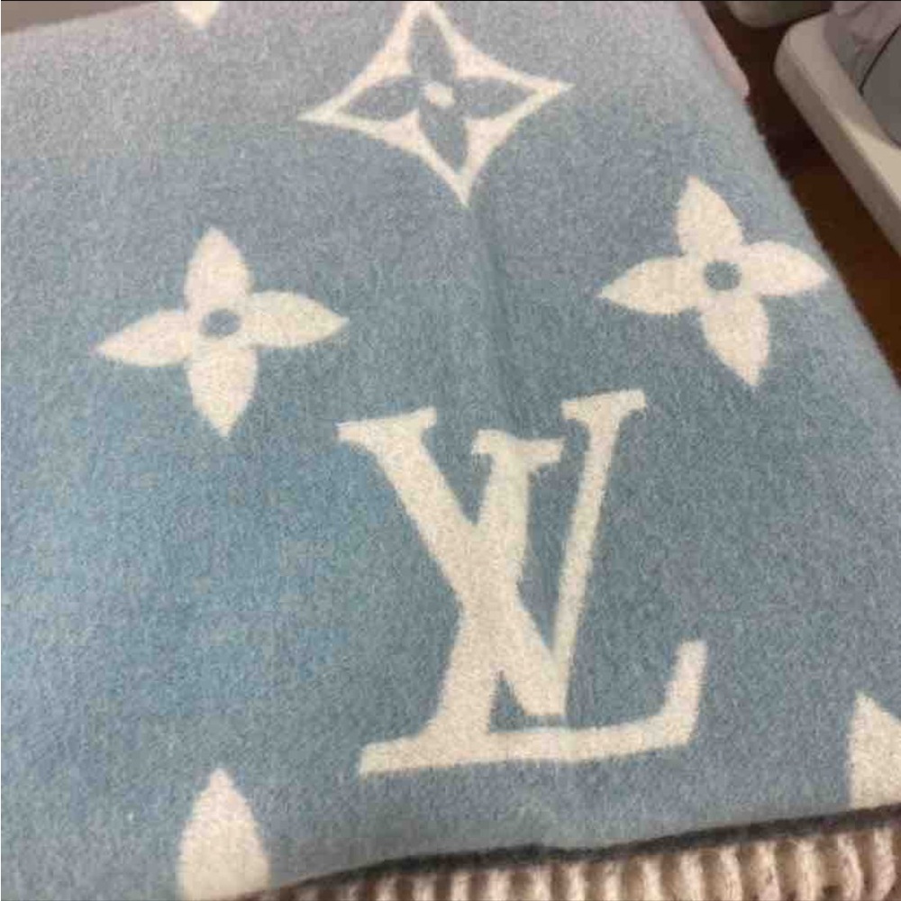 Pre loved Louis Vuitton cashmere scarf - Picture 2 of 4